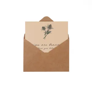Vintage wenskaart met kraft envelop en motiverende quote voor cadeau decoraties