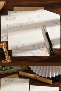Detalle de papel de escribir vintage y sobres con elegantes motivos florales