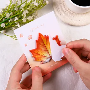Versierde zelfklevende memoblaadjes in de vorm van esdoornblad voor DIY decoratie