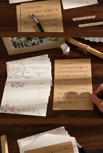 Vista detallada del juego de sobres florales vintage con papel kraft para escribir