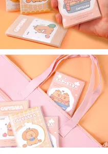Vista dettagliata di un simpatico mini taccuino A7 Capybara con borsa rosa e mano