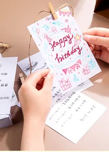 Primer plano de una postal de cumpleaños DIY hecha a mano con garabatos de colores.