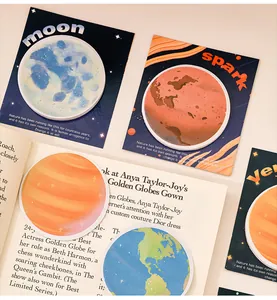Vue détaillée de notes autocollantes artistiques sur le thème des planètes pour le scrapbooking