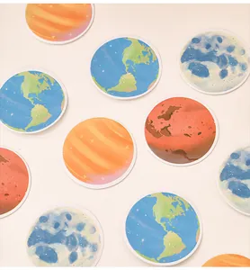 Vue détaillée de notes autocollantes colorées en forme de planète pour le journal.