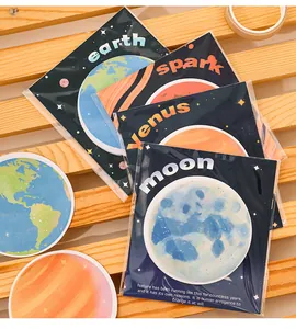 Gros plan détaillé de notes autocollantes planète avec des motifs Terre et Lune
