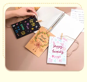 Detalle de postales DIY dibujadas a mano sobre un cuaderno con ilustraciones.