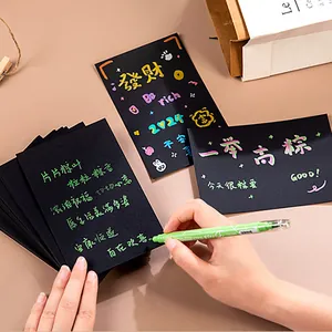 Rotulador metálico verde escribiendo en postales y tarjetas de felicitación negras DIY