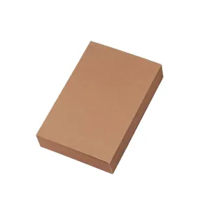 Pila de postales de papel kraft marrón en blanco para dibujo DIY y felicitaciones