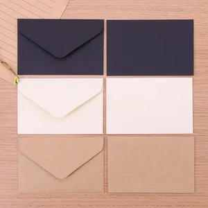 Primer plano detallado que muestra mini sobres de papel kraft en negro, crema y marrón