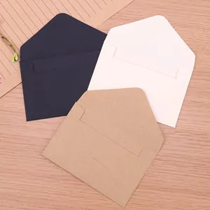 Set de tres mini sobres de papel kraft en negro, crema y marrón para tarjetas de regalo
