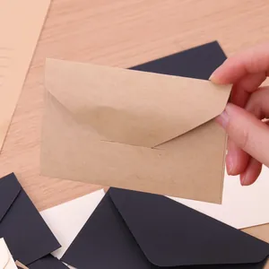 Detalle de un mini sobre de papel kraft para tarjetas de felicitación y almacenamiento