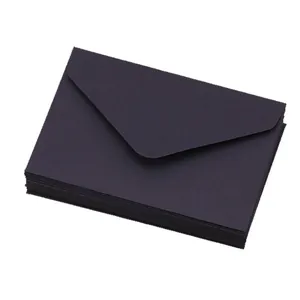 Pila de mini sobres negros de papel kraft para tarjetas de felicitación e invitaciones DIY.