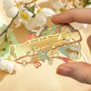 Detailliertes Lesezeichen aus Goldmetall mit chinesischer Zither und Kranich-Motiv