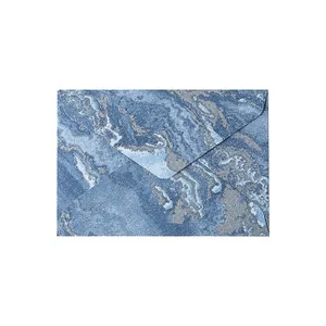 Sobre de lujo con textura de mármol azul y patrón en relieve de pan de oro en fondo blanco