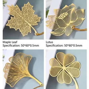 Set di 4 eleganti segnalibri in metallo dorato traforato con disegni di foglie e loto