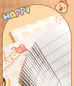 Detalle macro de mini cuadernos de osos con páginas rayadas para regalos de papelería escolar