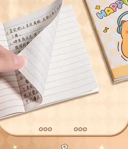 Detalle de una linda mini libreta de bolsillo con páginas rayadas y papel de alta calidad.