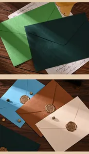 Detalle de sobres premium con textura de madera y sellos de lacre vintage de colores