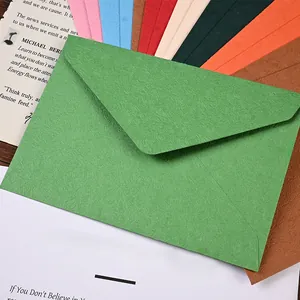 Sobres de colores en papel especial con textura de madera para tarjetas de regalo