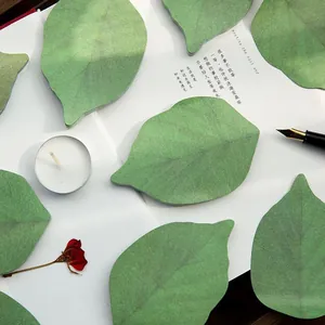 Realistische grüne Haftnotizen in Blattform für DIY-Scrapbooking und Tagebuchnotizen