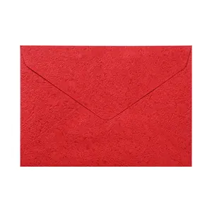 Sobre rojo de alta calidad con textura de madera para tarjetas de felicitación e invitaciones