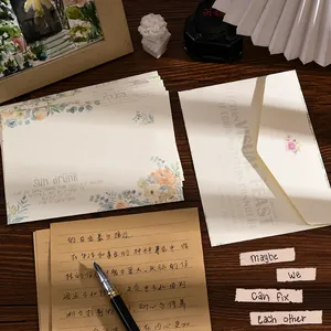 Juego de sobres y papel de carta vintage con elegantes diseños florales únicos.