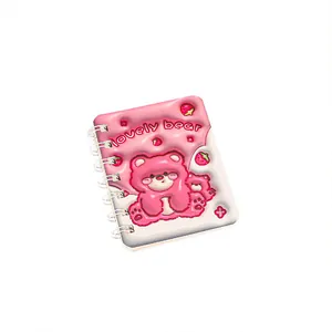 Süßes A7-Spiralnotizbuch mit 3D-geprägtem rosa Bären und Erdbeeren-Cover-Design