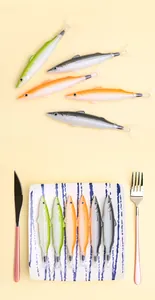 Kreative realistische Kugelschreiber in Fischform in verschiedenen Farben auf einem Teller