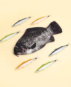 Nahaufnahme eines realistischen Fisch-Mäppchens mit passenden lustigen Fischstiften