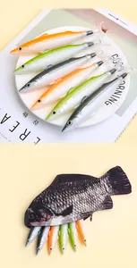 Detailansicht realistischer Fisch-Kugelschreiber in einem Federmäppchen im Fischdesign