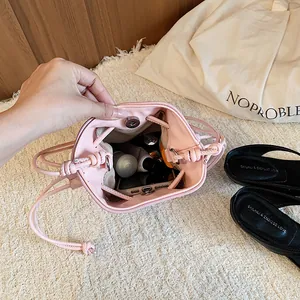 Detailansicht der Innenseite einer rosa Beuteltasche mit großem Fassungsvermögen