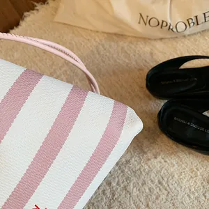 Detaillierte Nahaufnahme der rosa-weiß gestreiften Textur einer modernen Tasche