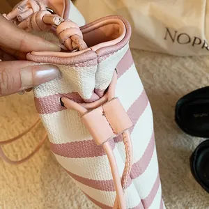 Detailansicht der pink-weiß gestreiften Beuteltasche mit Kordelzug und Textur