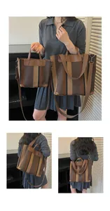 Détail de l'ensemble de sacs cabas en toile rayée en petit et grand sur un mannequin.