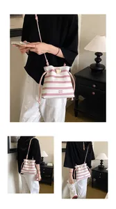 Verschiedene Ansichten einer rosa-weiß gestreiften Beuteltasche mit Kordelzug.