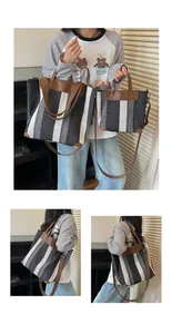 Mannequin présentant deux tailles de sacs cabas rayés élégants avec anses en cuir marron