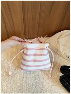 Detailansicht einer rosa-weiß gestreiften Beuteltasche mit praktischem Kordelzugverschluss.