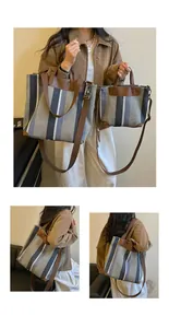 Sacs fourre-tout en toile rayée à la mode en deux tailles présentés par un mannequin.