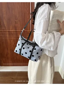 Bolso tote de lona con lunares llevado por una modelo en un ambiente casual y elegante