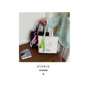 Sacs cabas en toile à pois noir et blanc avec breloques de sport colorées à la mode