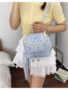 Mini hellblauer Rucksack mit Herzperlen-Design und eleganten Spitzenbesatz-Details