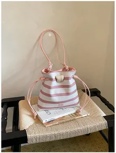 Nahaufnahme einer stylischen pink-weiß gestreiften Beuteltasche mit Kordelzugverschluss