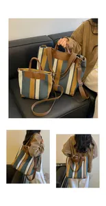 Vue détaillée de sacs cabas en toile rayés tendance avec bandoulières marron réglables