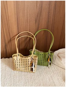 Zomerse opengewerkte geweven draagtassen in beige en groen voor een casual vakantiestijl