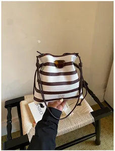 Detailansicht der braun und weiß gestreiften Beuteltasche mit Kordelzug-Design