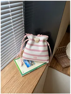 Detailansicht der rosa-weiß gestreiften Kordelzug-Beuteltasche mit Lucky Lucky Stickerei