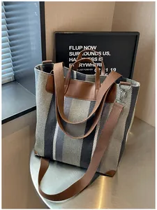 Vue détaillée d'un sac cabas rayé pour femme avec des lanières marron réglables