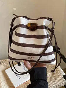 Modische braun-weiß gestreifte Beuteltasche mit Kordelzug und Lederakzenten