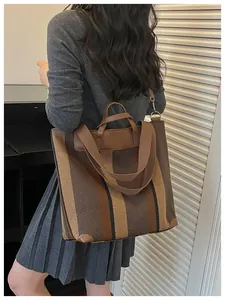 Vue détaillée d'un grand sac cabas en tissu rayé avec des motifs marron et beige