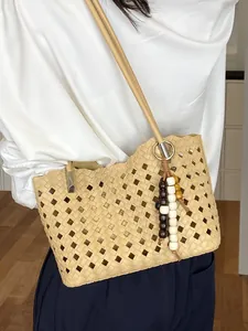 Grote stijlvolle zomerse geweven shopper met kralenhanger voor dagelijks gebruik.